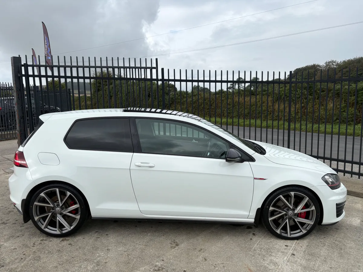 Volkswagen Golf GTI Performance - Image 3