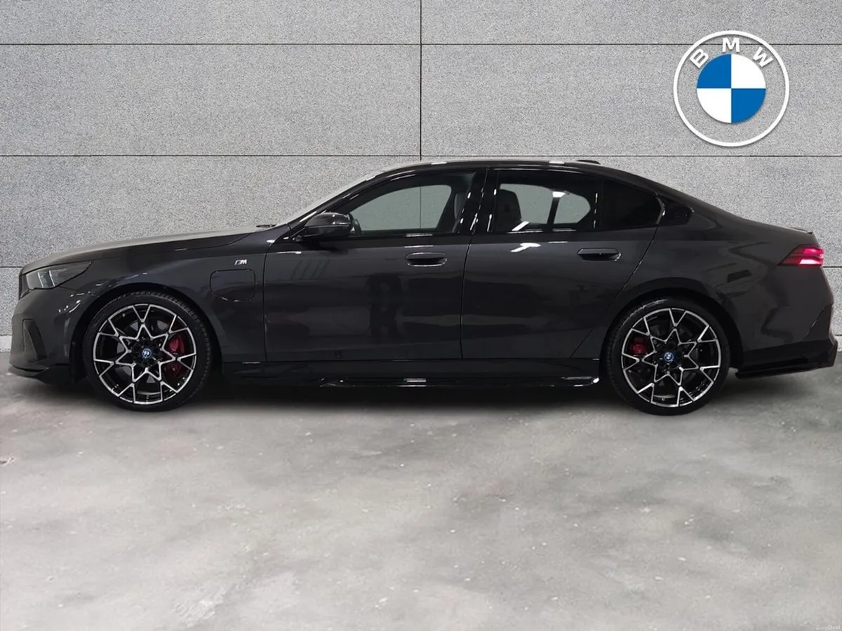 BMW 5-Series 550e xDrive M Sport Pro Saloon - Image 3