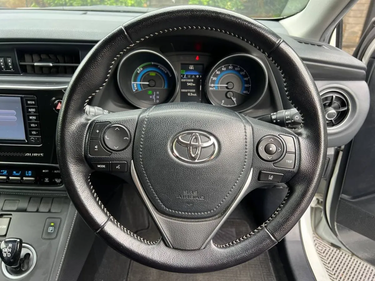 Toyota Auris BRICK LANE EDITION 1.8 HYBRID AUTO // - Image 4
