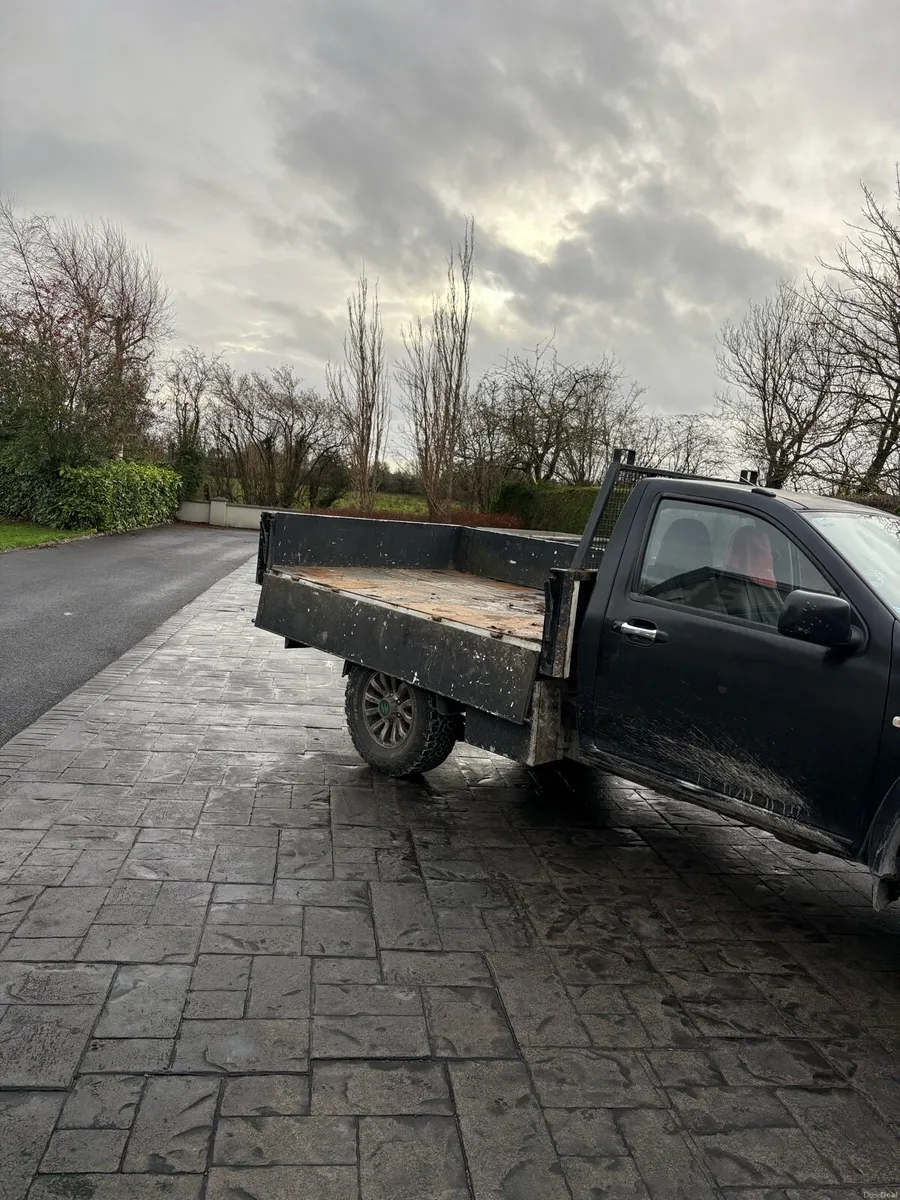 Isuzu D-Max pickup with tipping body - Image 5