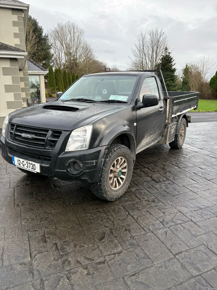 Isuzu D-Max pickup with tipping body - Image 2