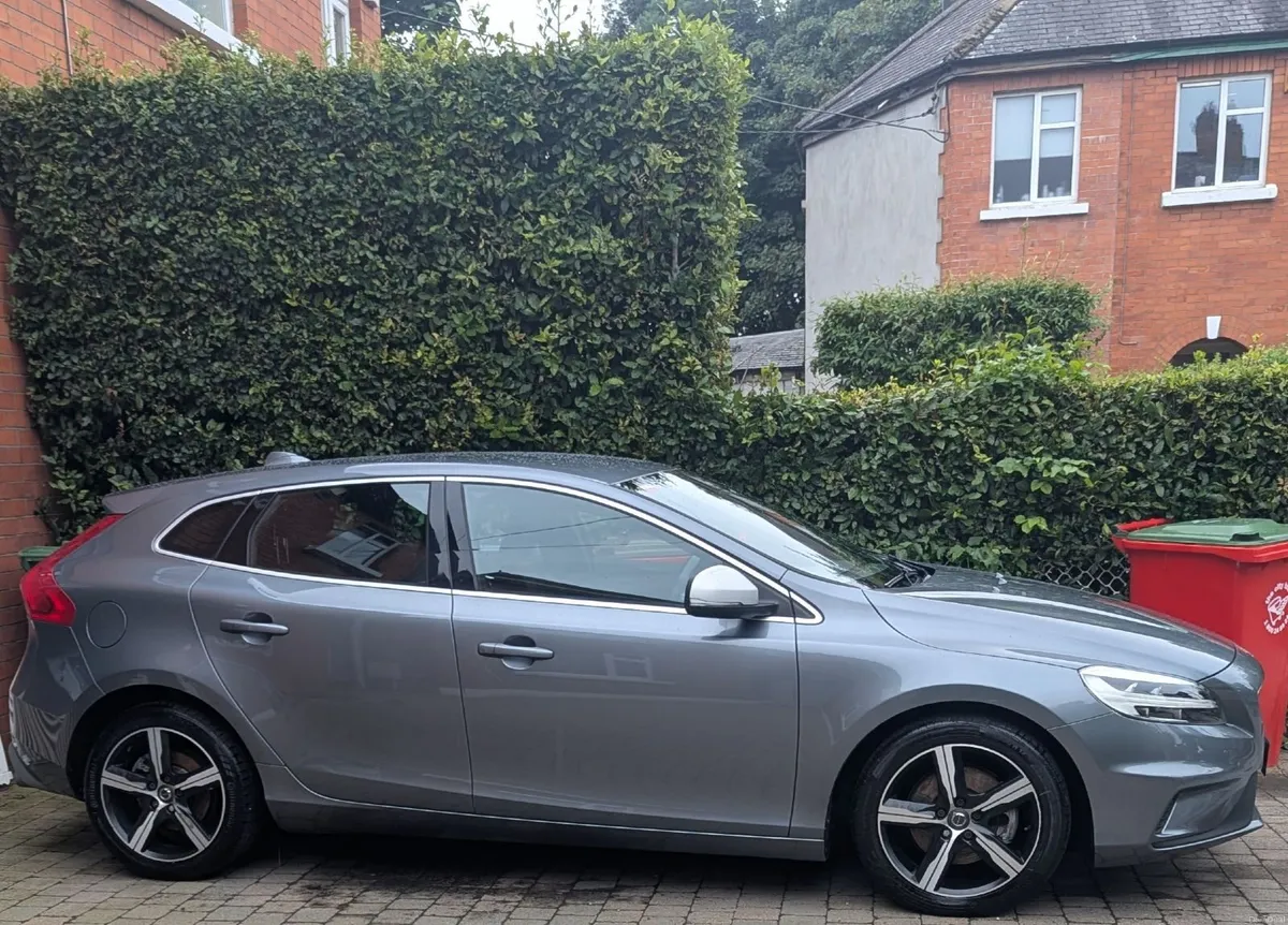 Volvo V40 2018 2.0L PETROL R DESIGN - Image 5