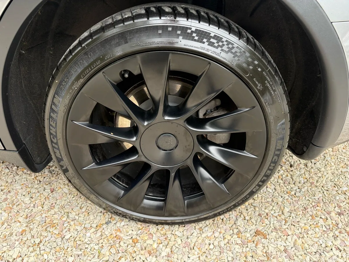 Tesla Y long range AWD - Image 3