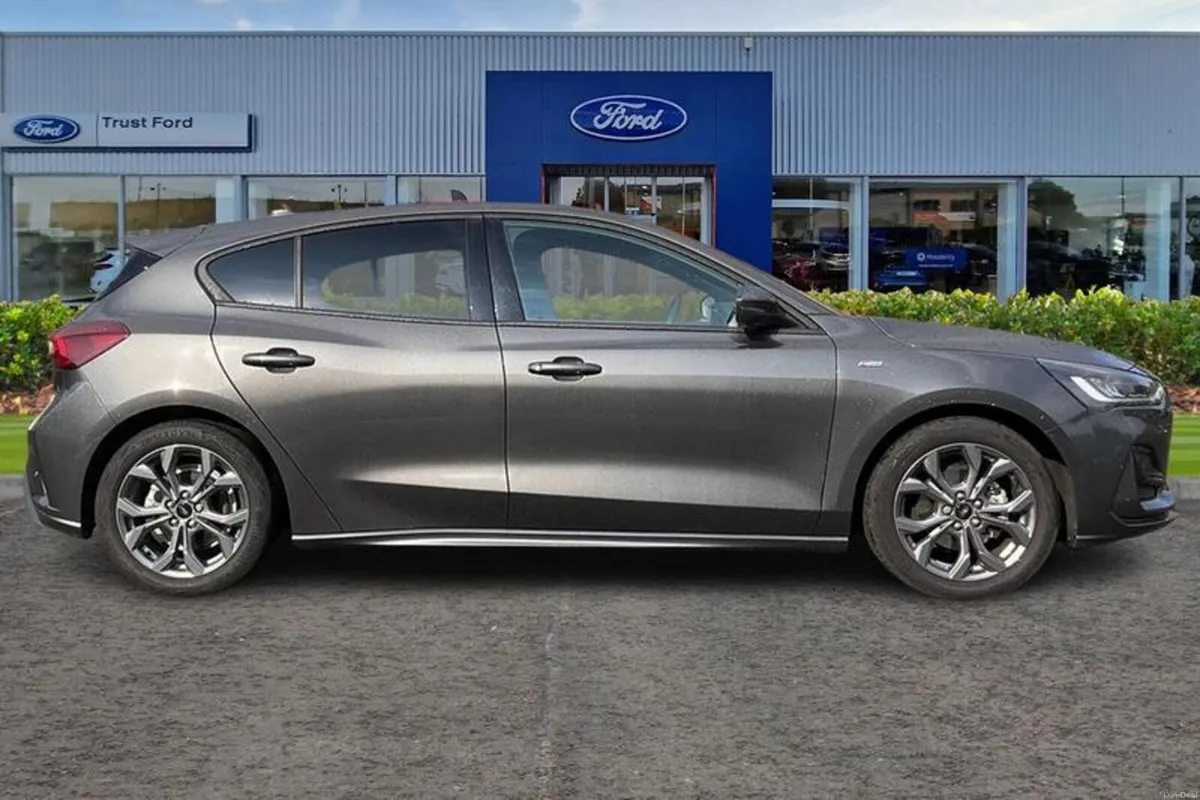 Ford Focus 1.0T EcoBoost MHEV ST-Line Hatchback 5d - Image 3