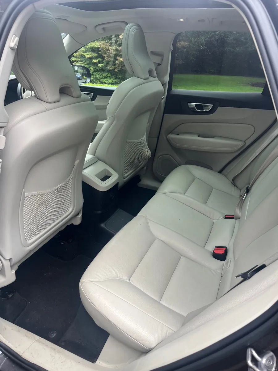 Volvo XC60 2023 - Image 2