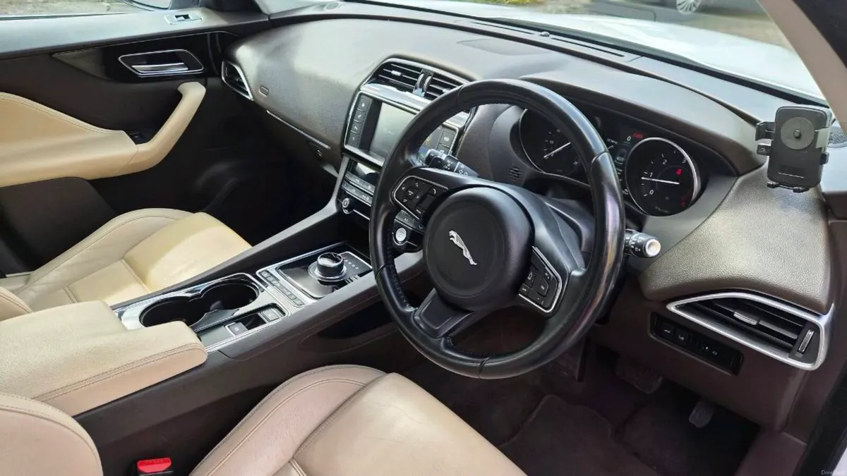 Jaguar F-Pace 2017 - Image 6