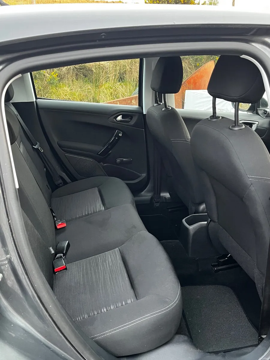 Peugeot 208 2015 - Image 2