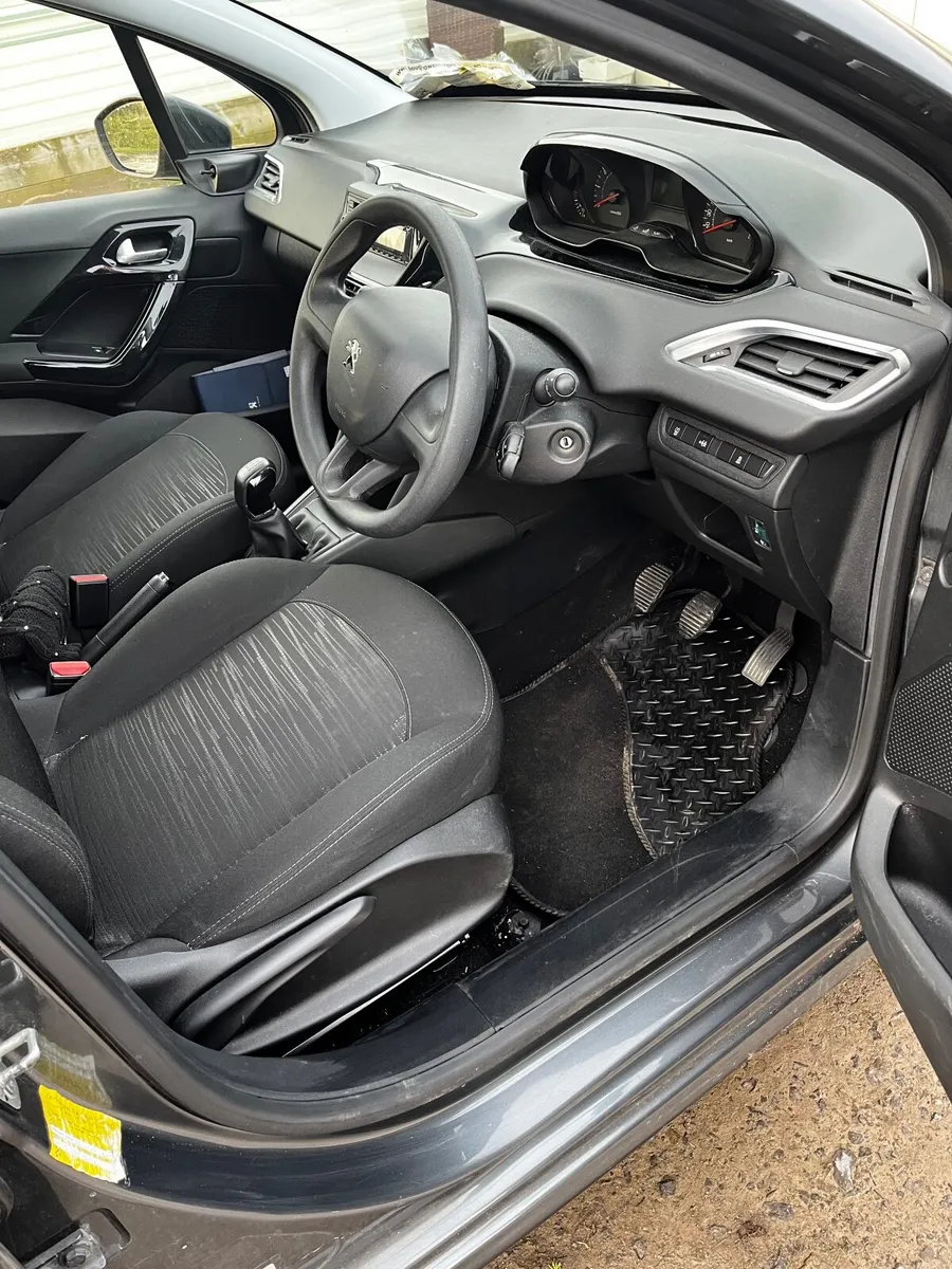 Peugeot 208 2015 - Image 3