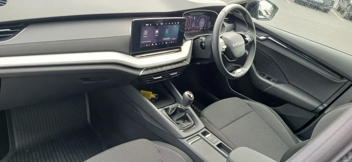 Skoda Octavia Selection 2.0TDI 115HP **REAR VIEW C - Image 3