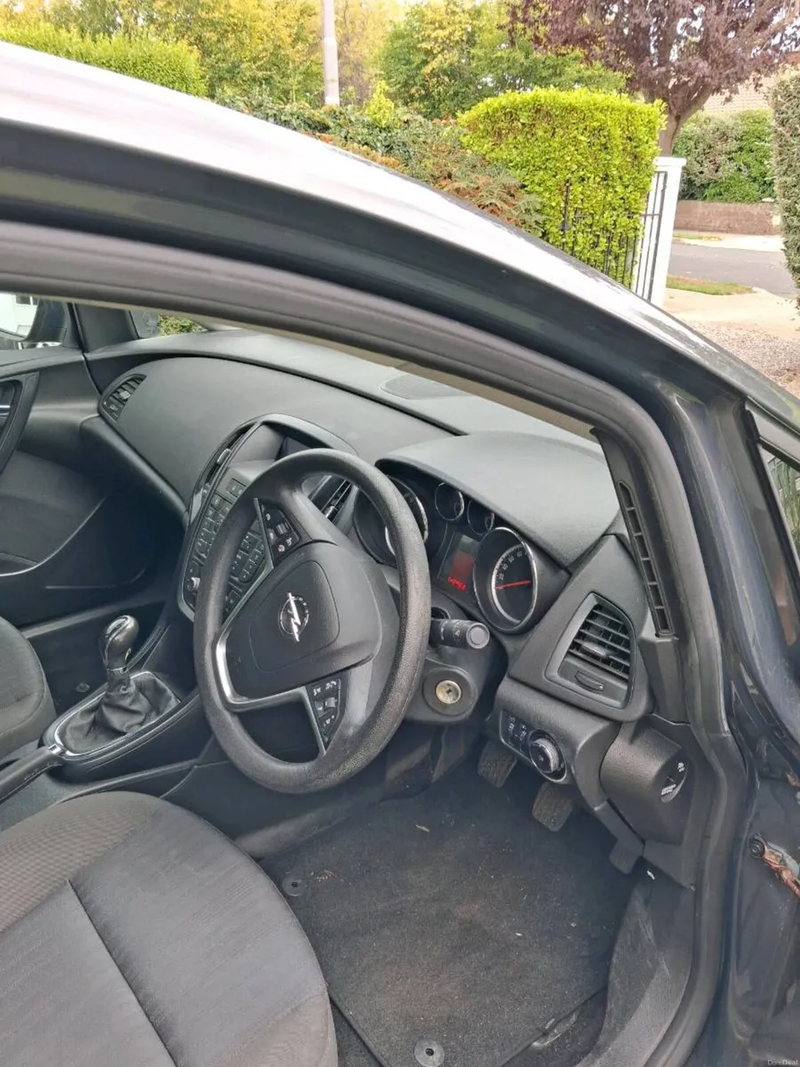Opel astra s 1.4 I 2013 low milage - Image 5
