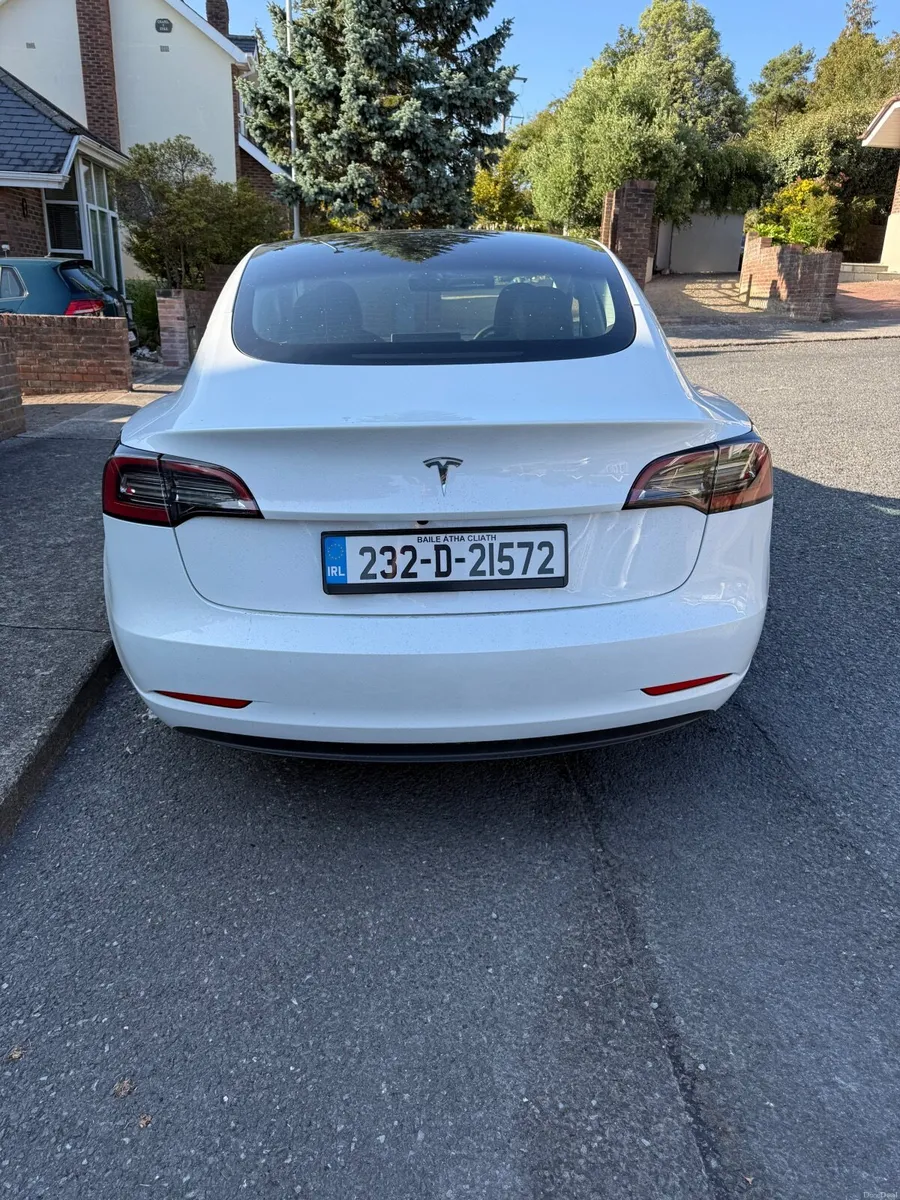 Tesla Model 3 2023 - Image 2