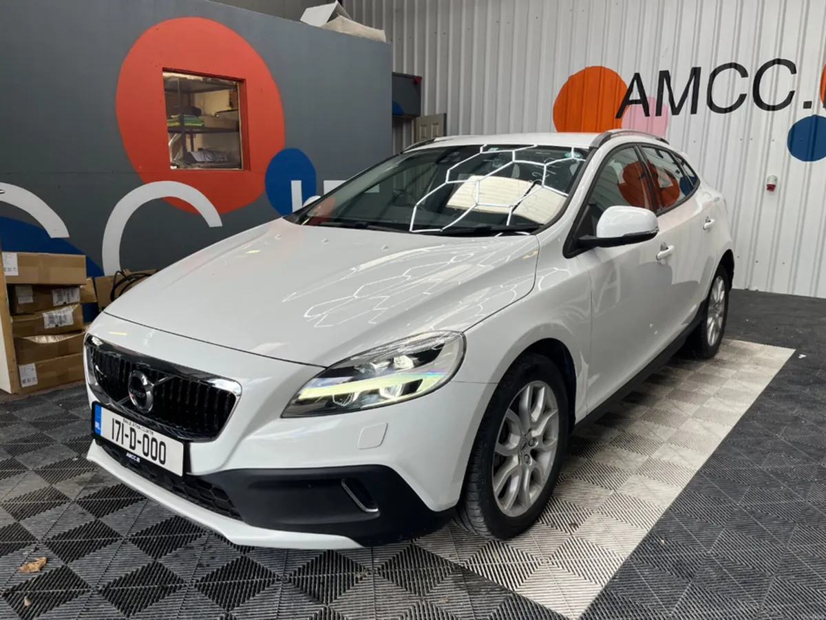 Volvo V40 2017 VOLVO V40 CROSS COUNTRY D4 MOMENTUM - Image 6