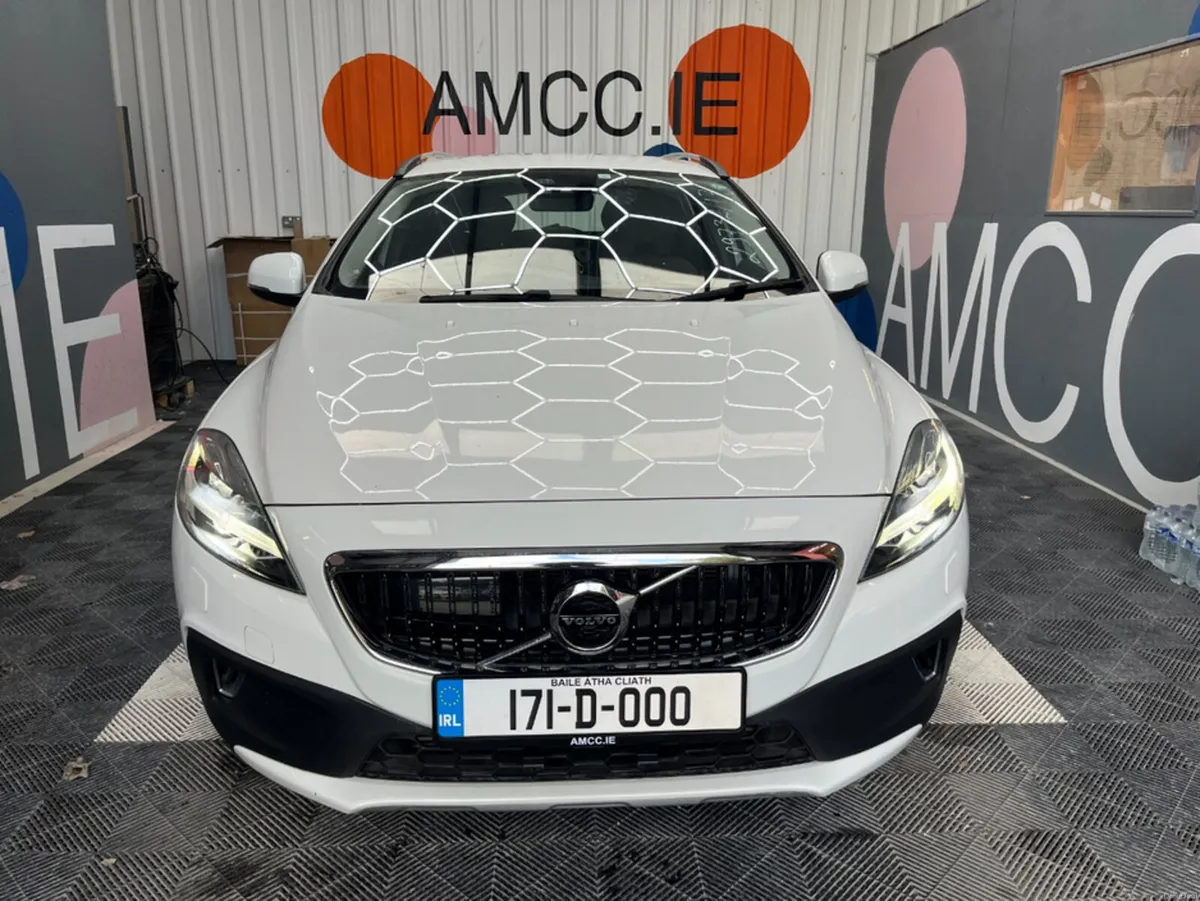 Volvo V40 2017 VOLVO V40 CROSS COUNTRY D4 MOMENTUM - Image 2
