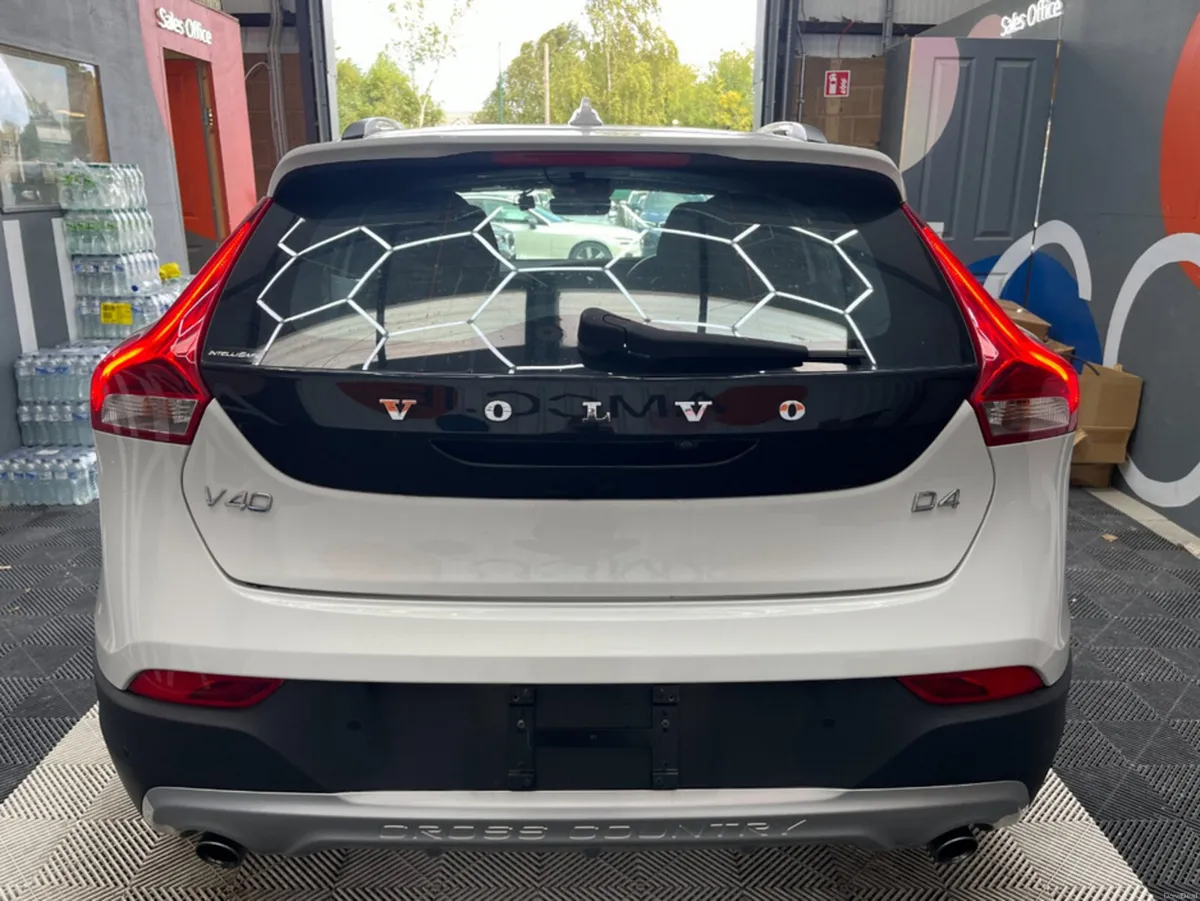 Volvo V40 2017 VOLVO V40 CROSS COUNTRY D4 MOMENTUM - Image 4