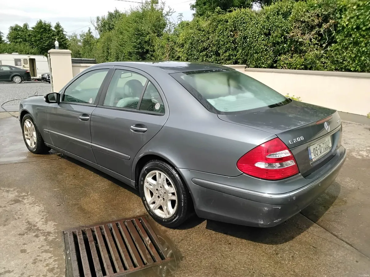 Mercedes benz E200 - Image 2