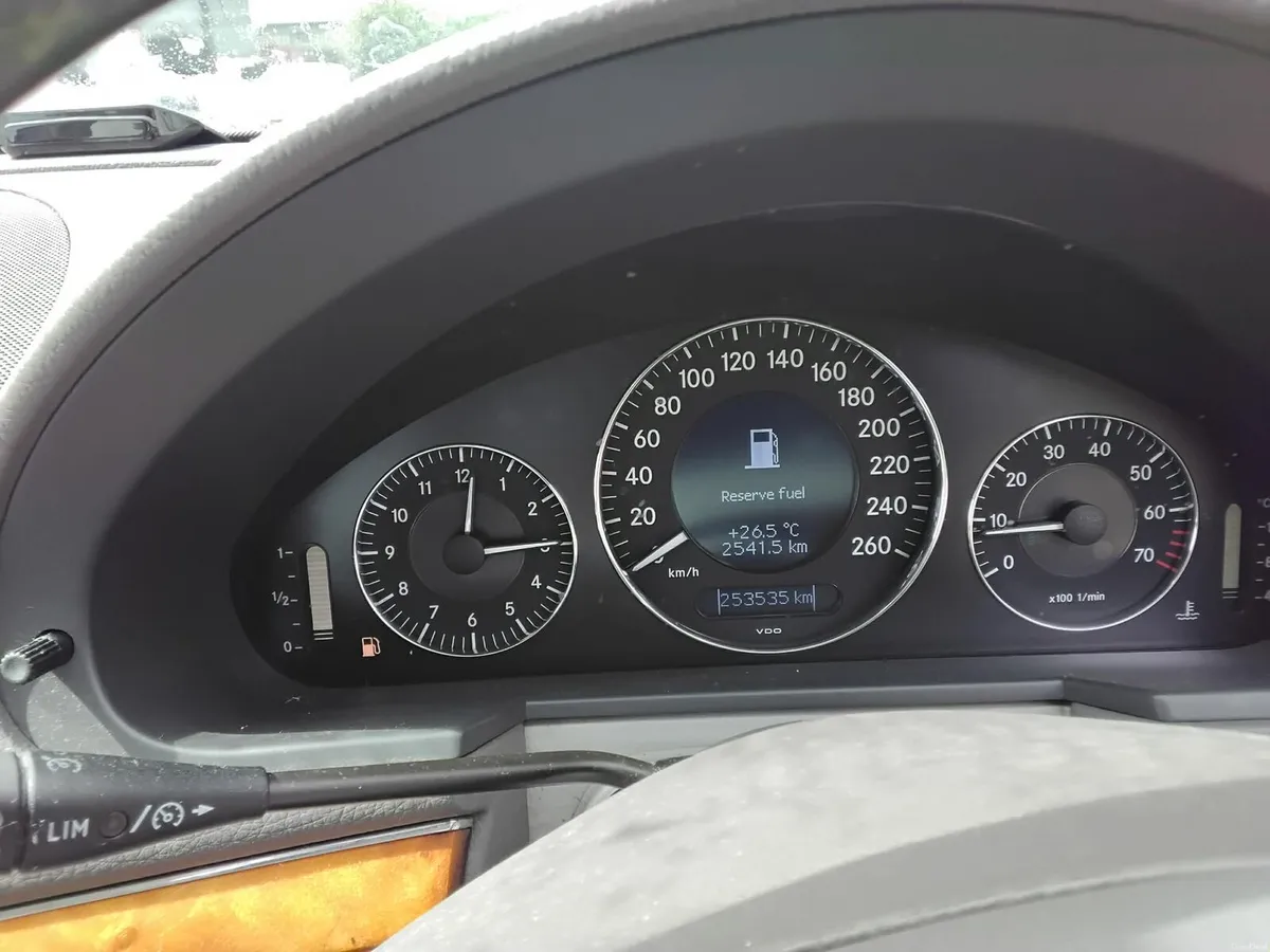Mercedes benz E200 - Image 5