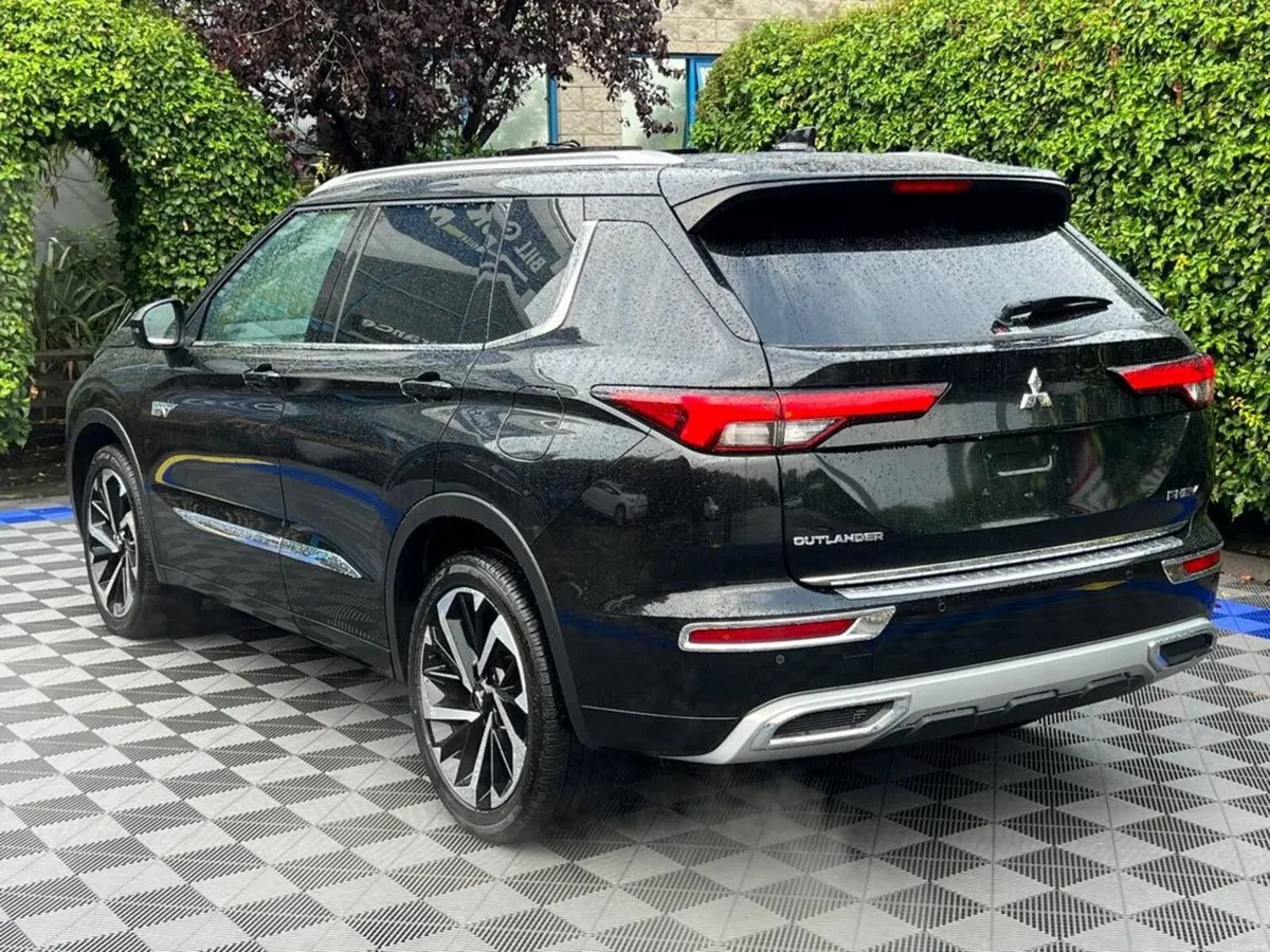 Mitsubishi Outlander 7-SEATER 2.4 HYBRID AUTO ** H - Image 3
