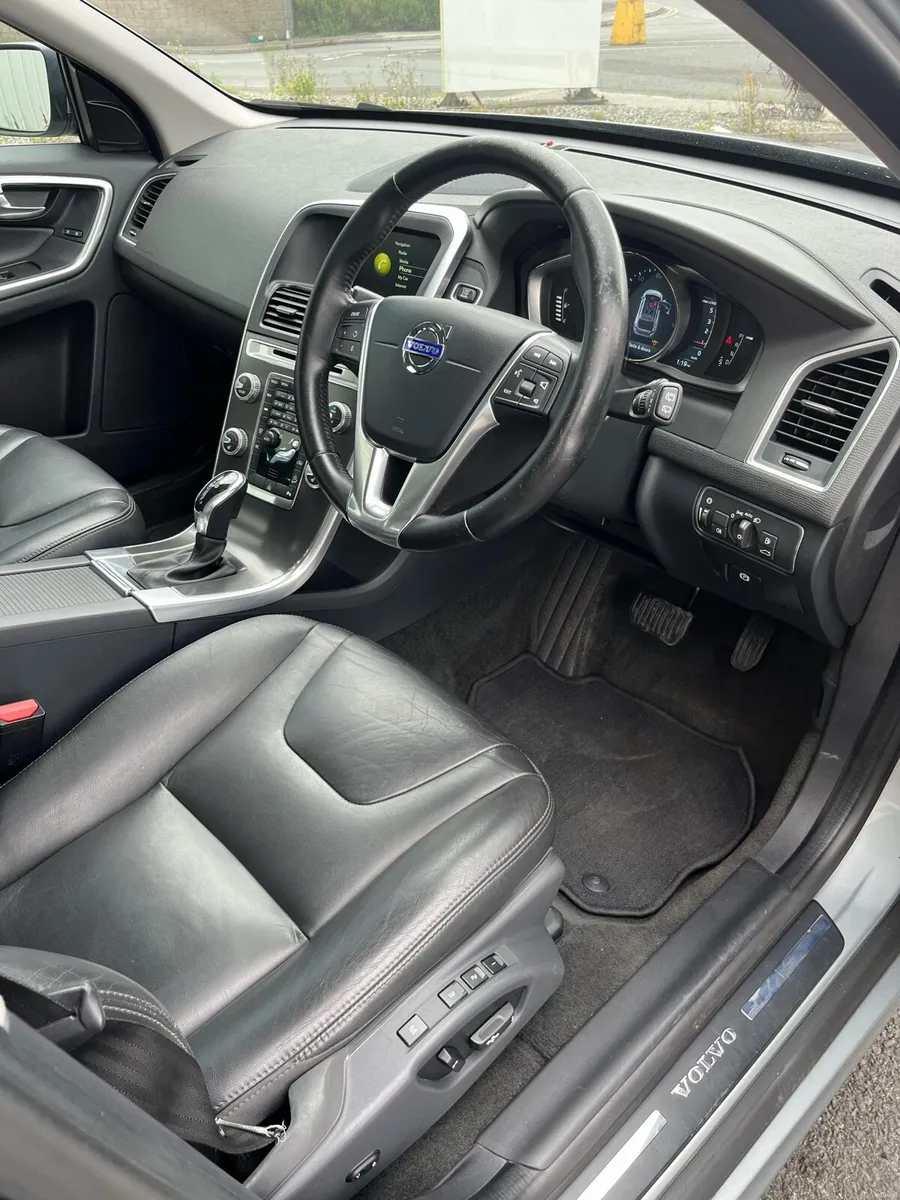 VOLVO XC60 2.4D D4 SE LUXURY NAV AWD 5DR AUTO - Image 4