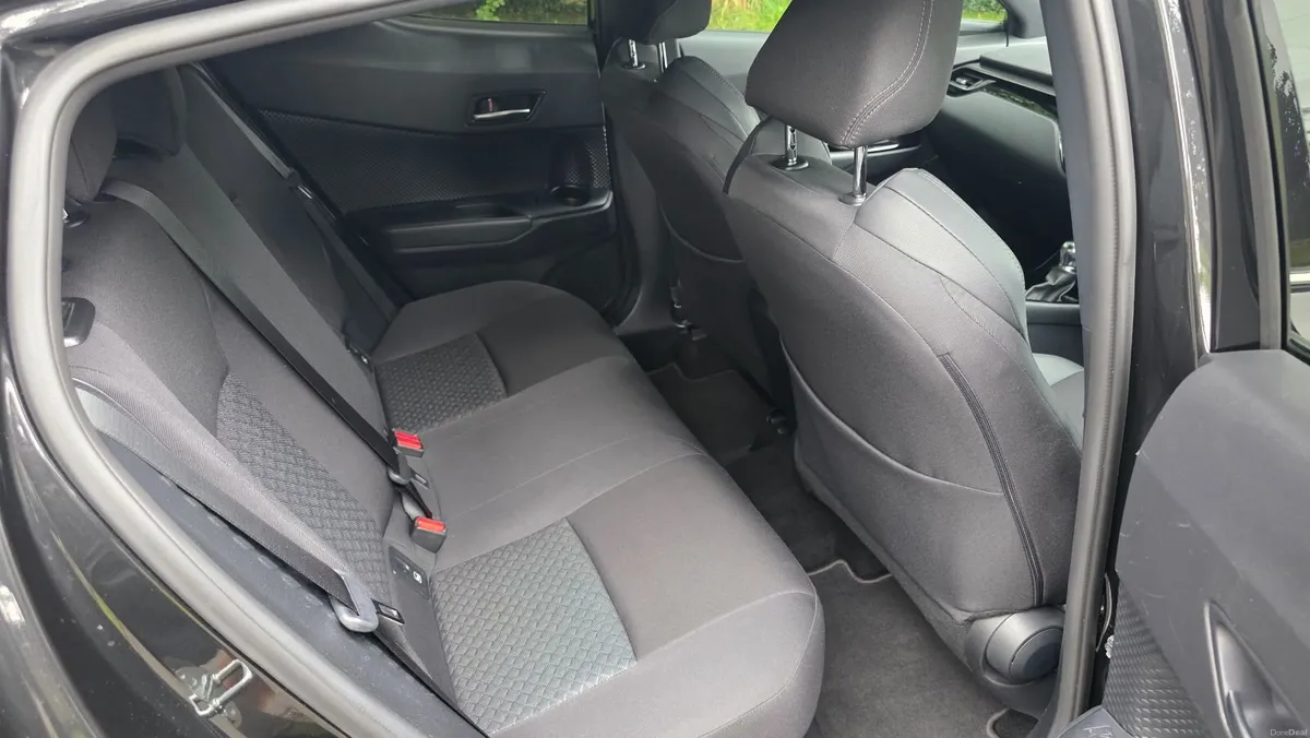 Toyota C-HR 2023 - Image 3