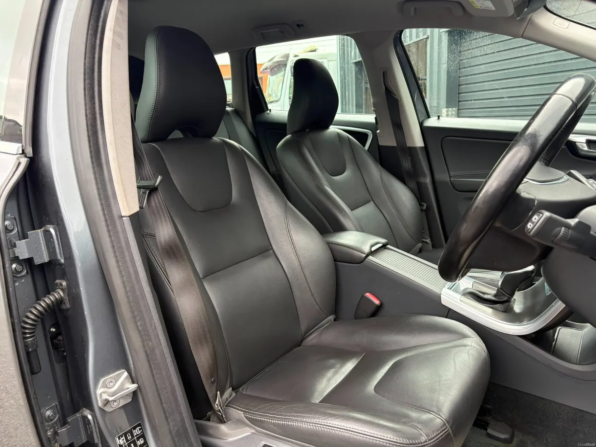 Volvo XC60 D4 LUX AUTO LOW KM 2016 - Image 4