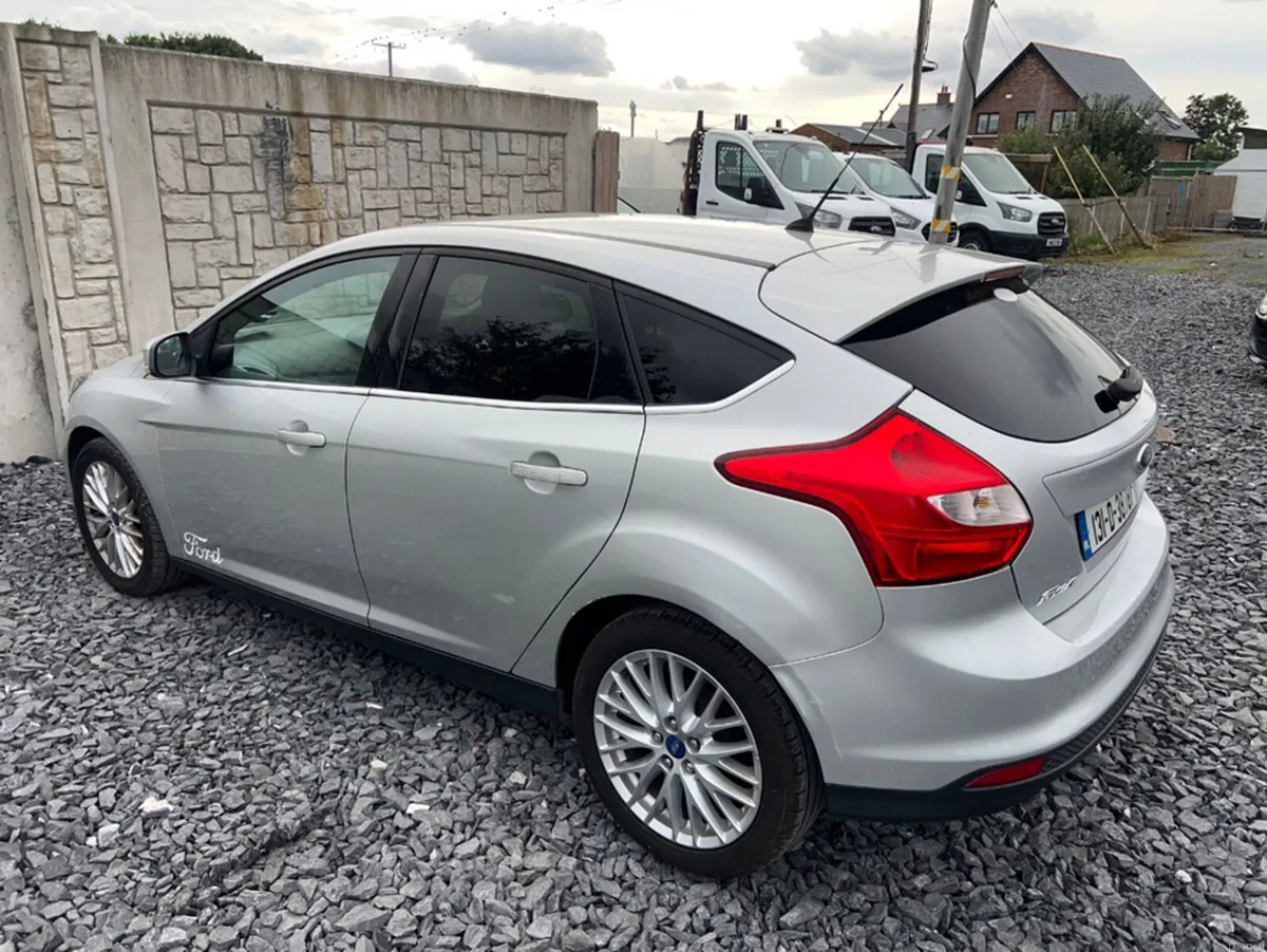 Ford Focus 1.6 ZETEC 105PS 5DR - Image 2