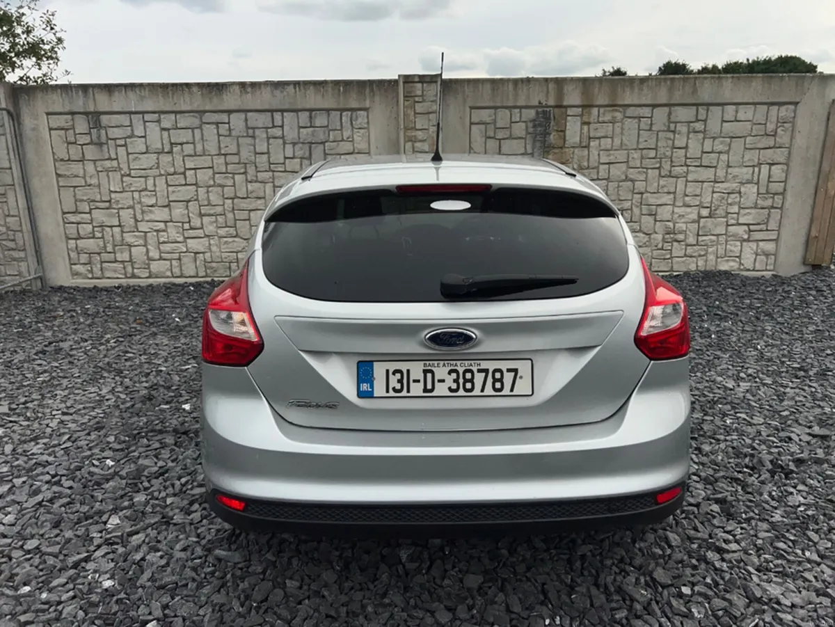 Ford Focus 1.6 ZETEC 105PS 5DR - Image 4