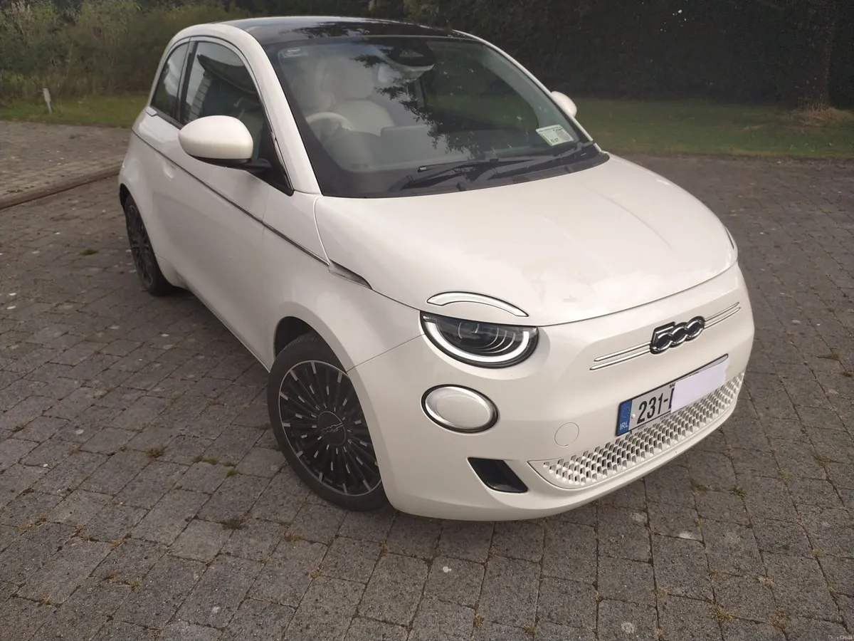 Fiat 500e 2023 La Prima, as-new mint condition - Image 1