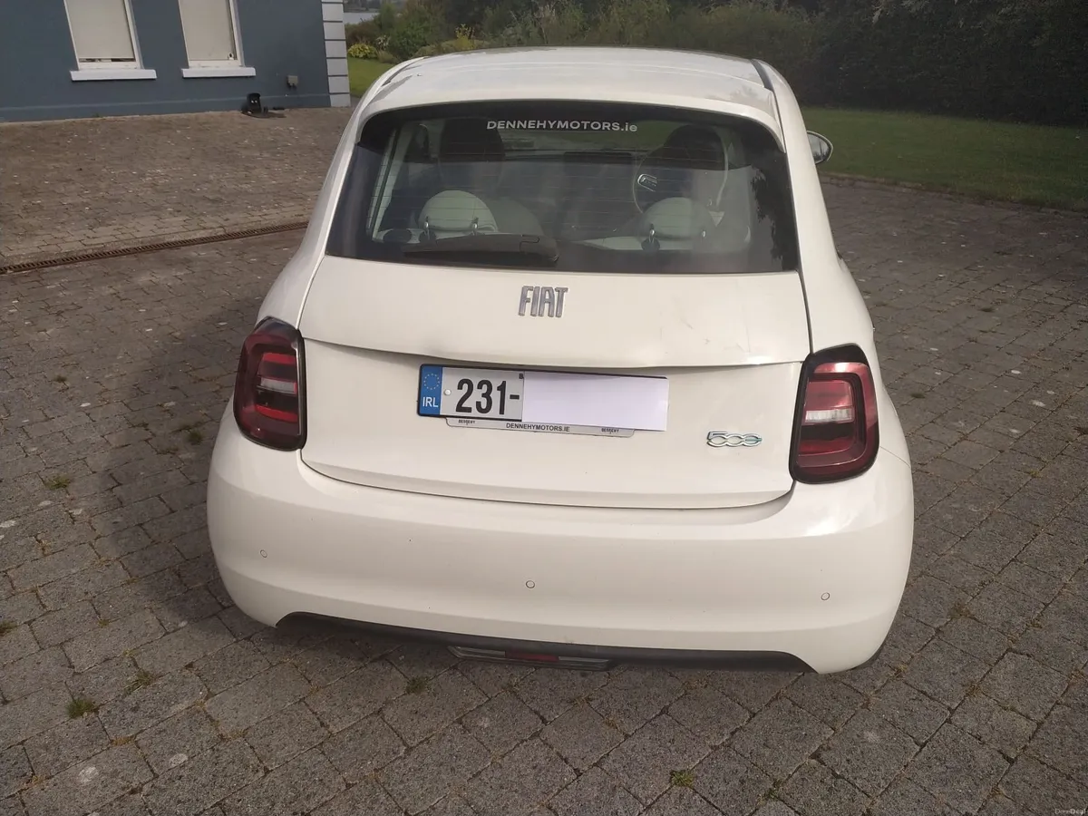 Fiat 500e 2023 La Prima, as-new mint condition - Image 2