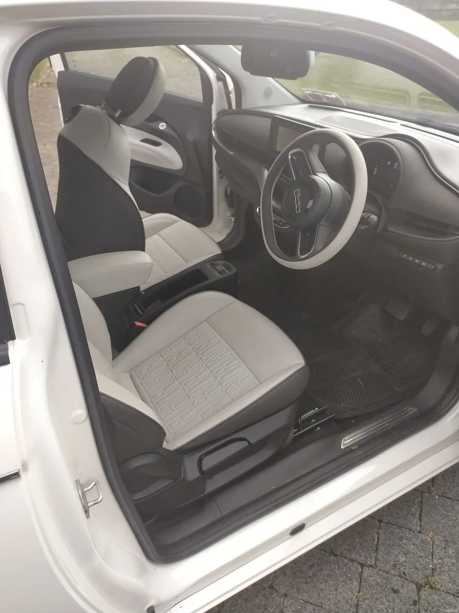 Fiat 500e 2023 La Prima, as-new mint condition - Image 4