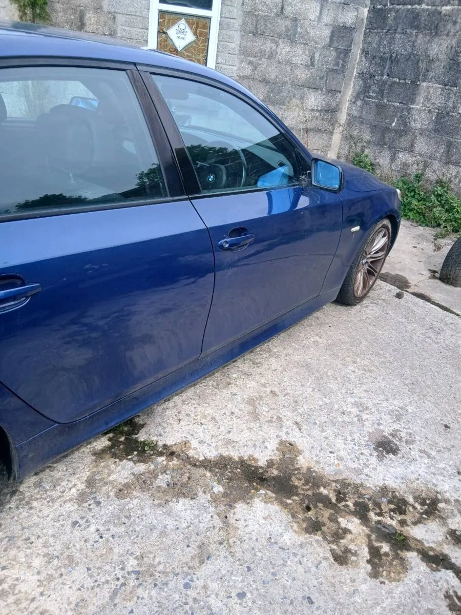 Blue BMW 520 - Image 4
