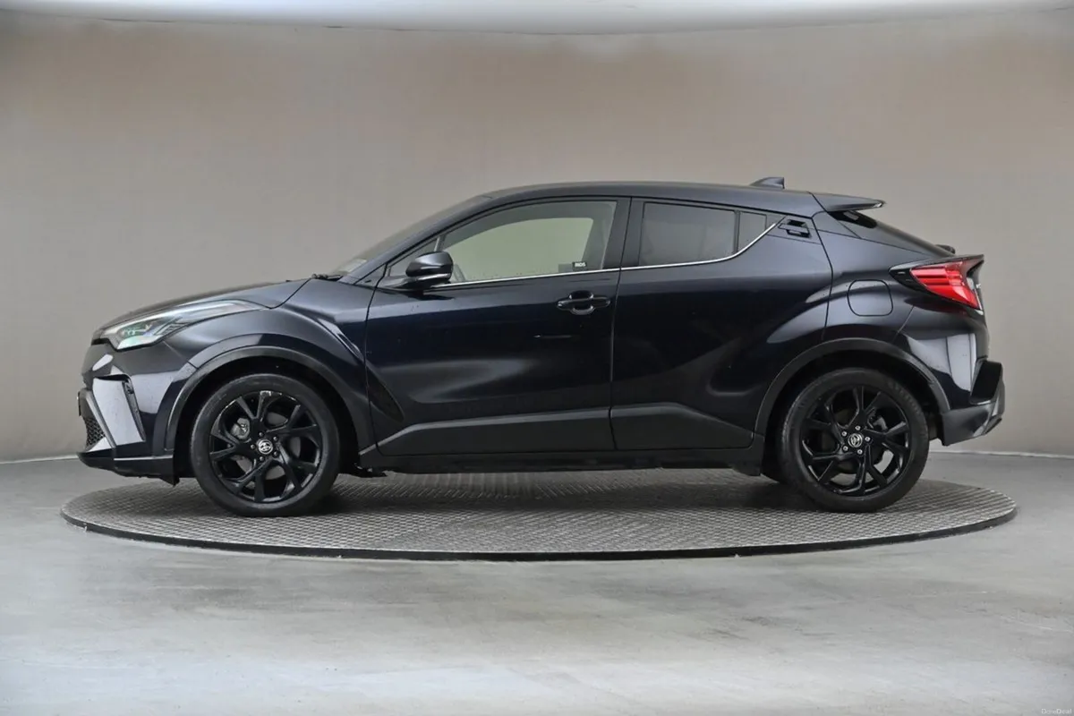 Toyota C-HR 1.8 HYBRID **HALF LEATHER**360 PAN CAM - Image 5