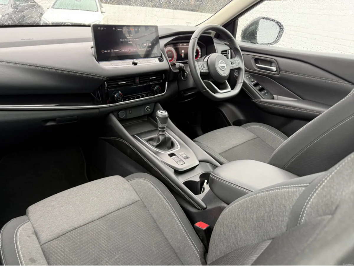 Nissan Qashqai QQ 1.3 HYB SV PREMIUM Glass Roof - Image 2