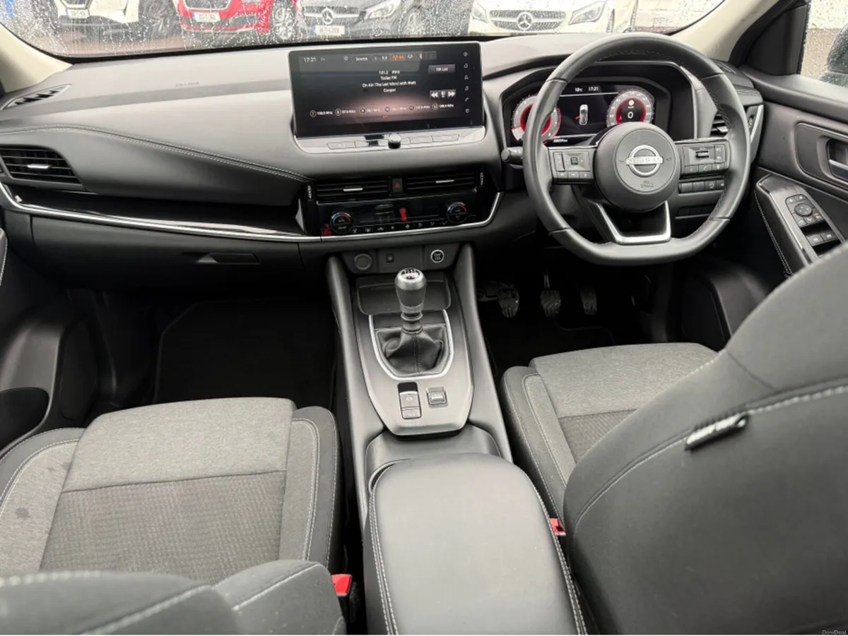 Nissan Qashqai QQ 1.3 HYB SV PREMIUM Glass Roof - Image 3