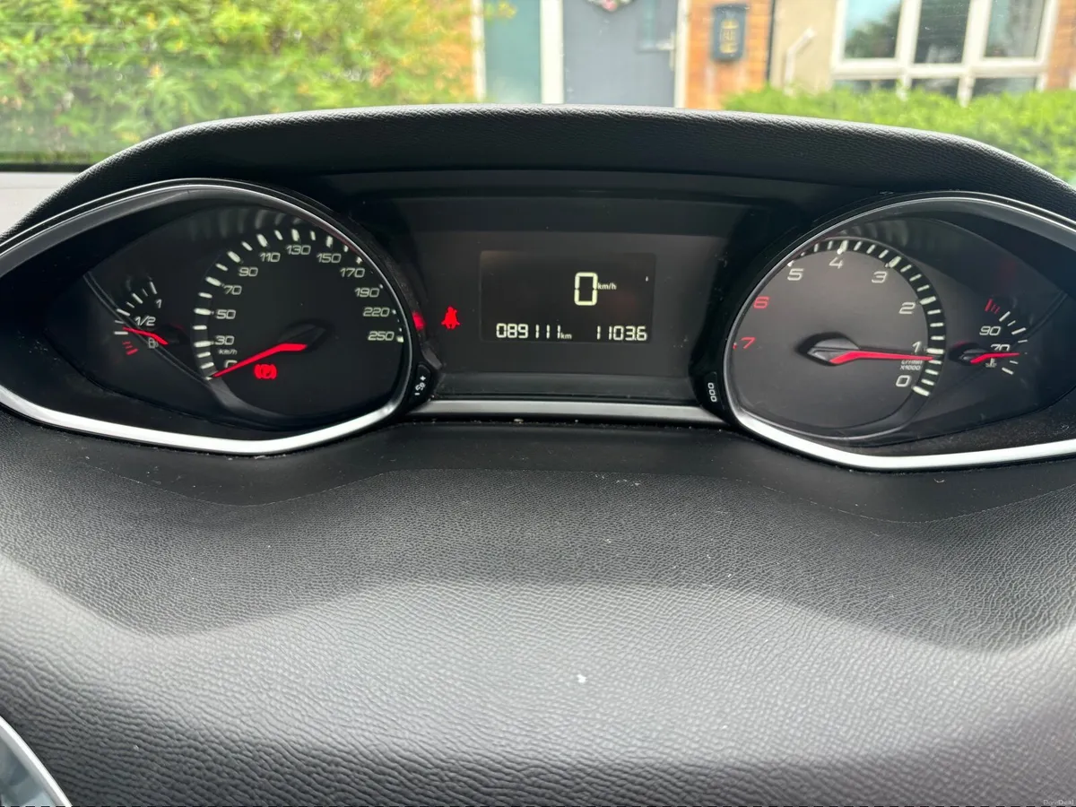 Peugeot 308 2015 1.2 petrol low mileage - Image 4