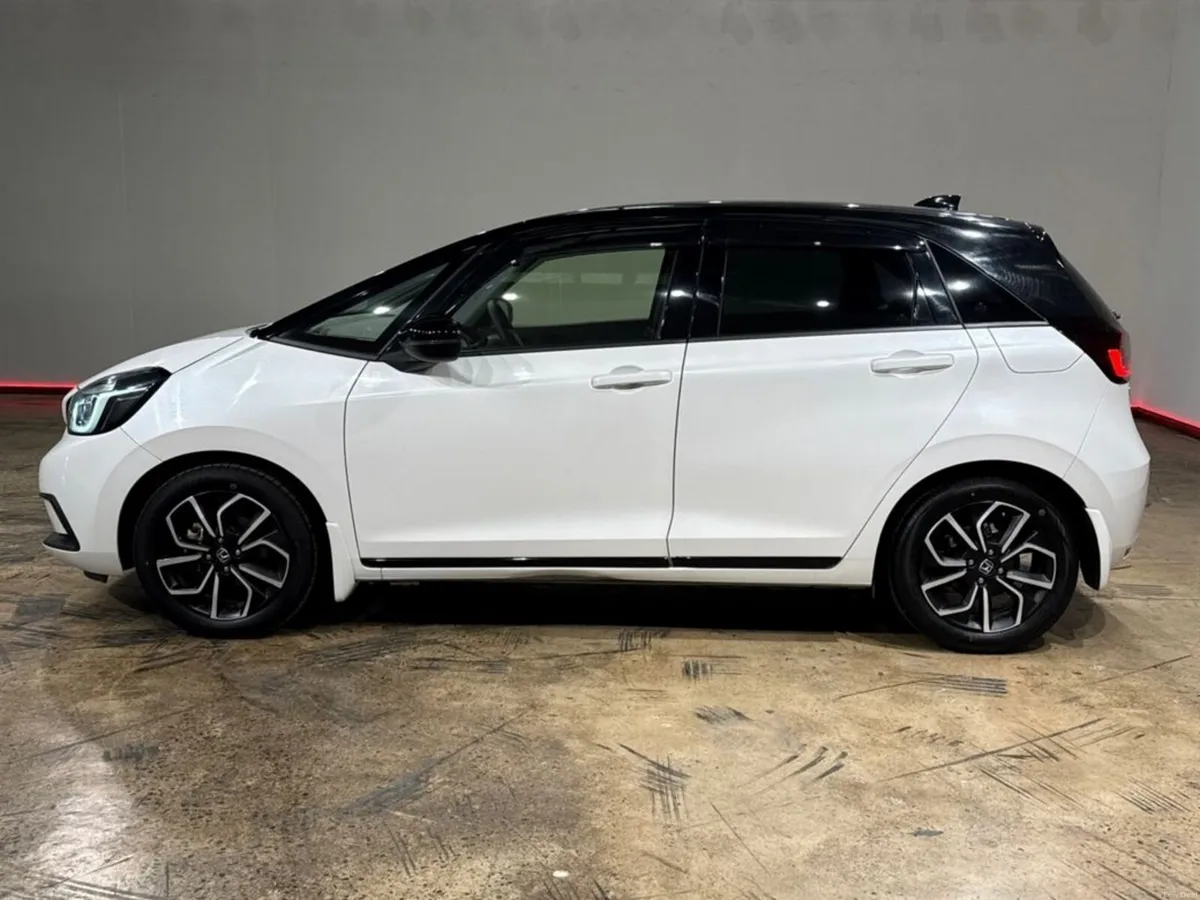 Honda Fit 1.5 HYBRID AUTOMATIC - WHITE/BLACK TWO T - Image 6