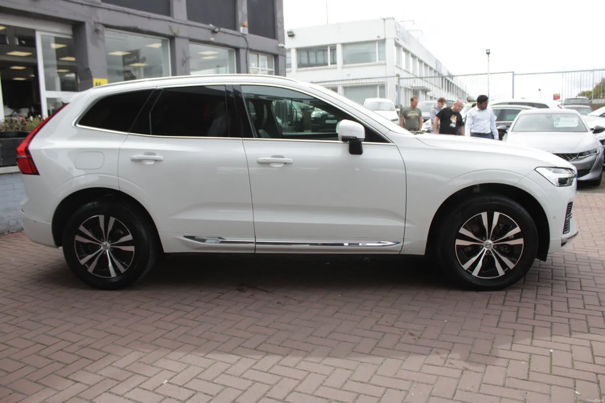 2022 VOLVO XC60 RECHARGE AWD T6 - Image 3