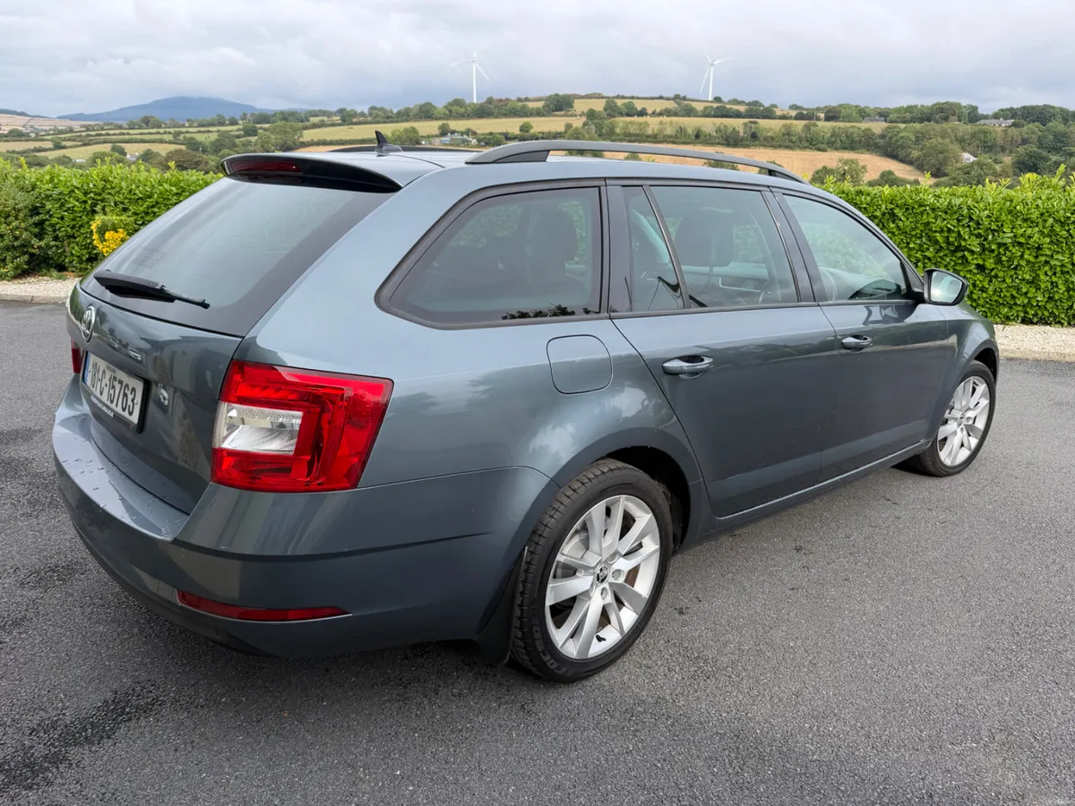 2018(181) Skoda Octavia 1.6 Diesel DSG Combi Style - Image 4