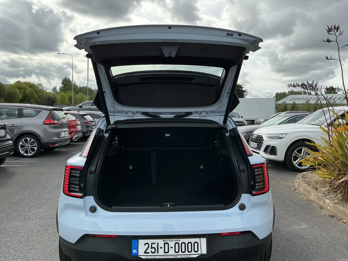 Volvo EX30  PLUS 2025 TWIN MOTOR AWD  69kw EX/RANG - Image 5