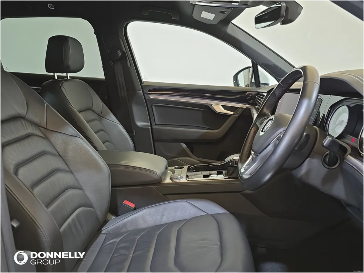 Volkswagen Touareg Diesel Estate R-Line - Image 6