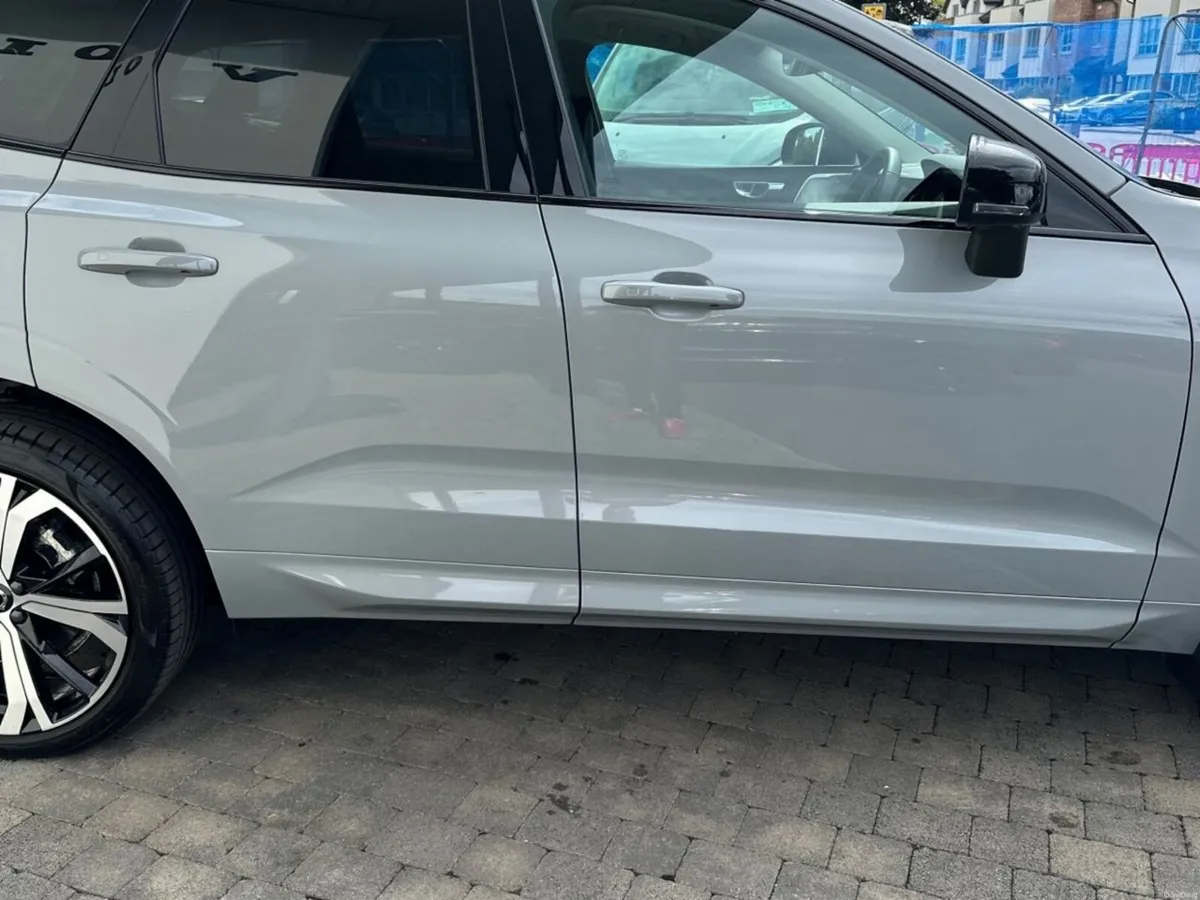 Volvo XC60 T6 Ultra Dark AWD PHEV--Ventilated Napp - Image 5