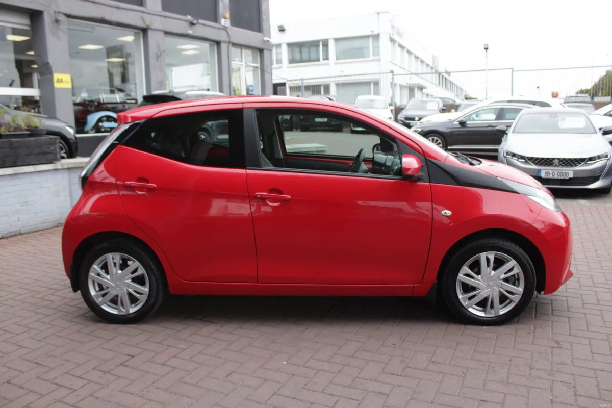 1.0 X-PLAY 5DR HATCHBACK // HUGE SPEC // 105,000KM - Image 3