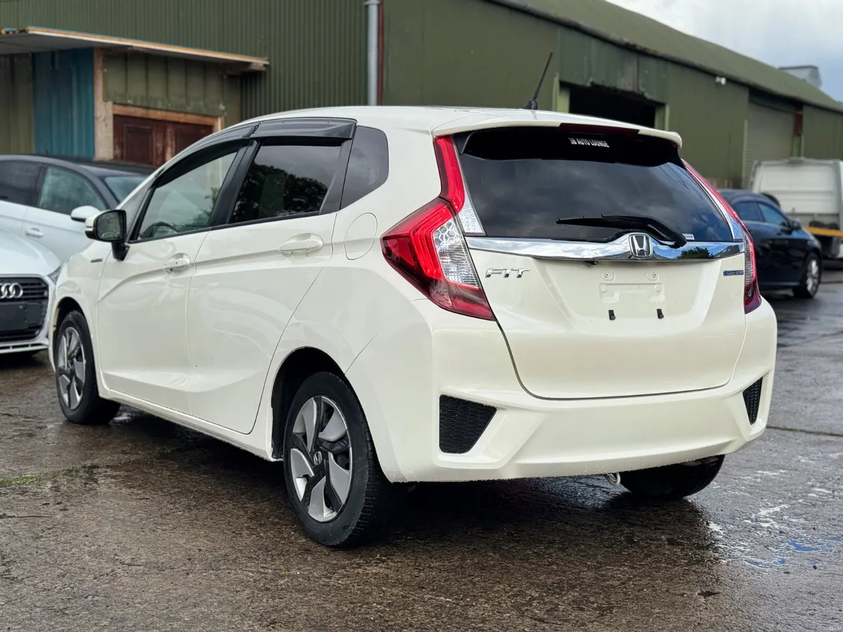 HONDA FIT 1.5L HYBRID AUTOMATIC 2015 69000KM ONLY - Image 6