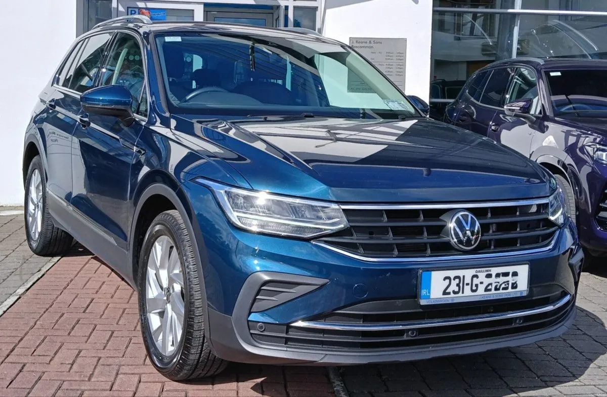 Volkswagen Tiguan Life 2.0 TDI 122HP **REAR VIEW C - Image 1