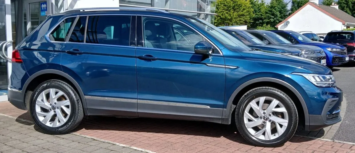 Volkswagen Tiguan Life 2.0 TDI 122HP **REAR VIEW C - Image 2