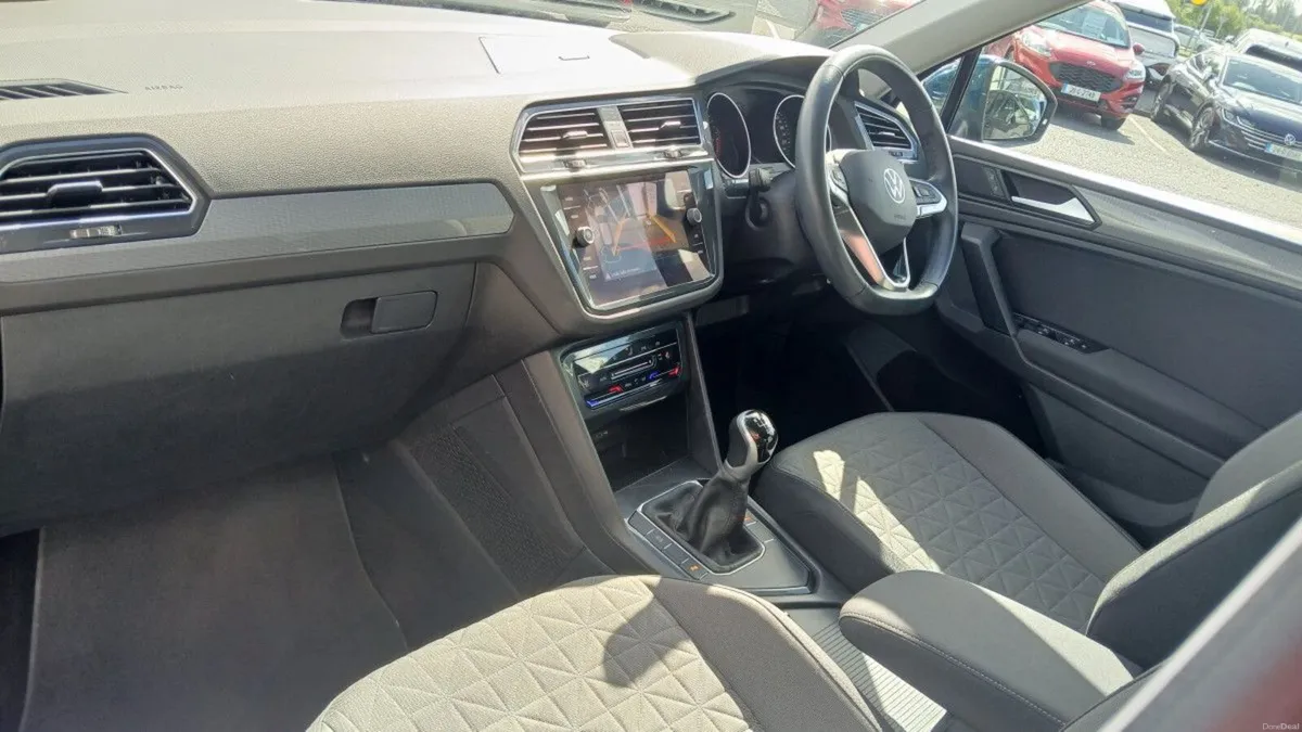 Volkswagen Tiguan Life 2.0 TDI 122HP **REAR VIEW C - Image 3