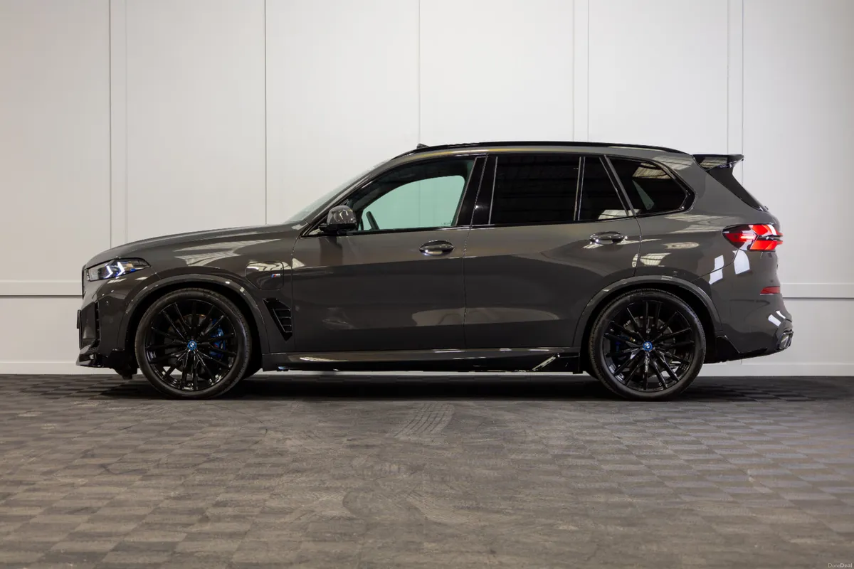 2025 BMW X5 X-Drive 50e M-Sport Pro *Pan Roof - Image 3