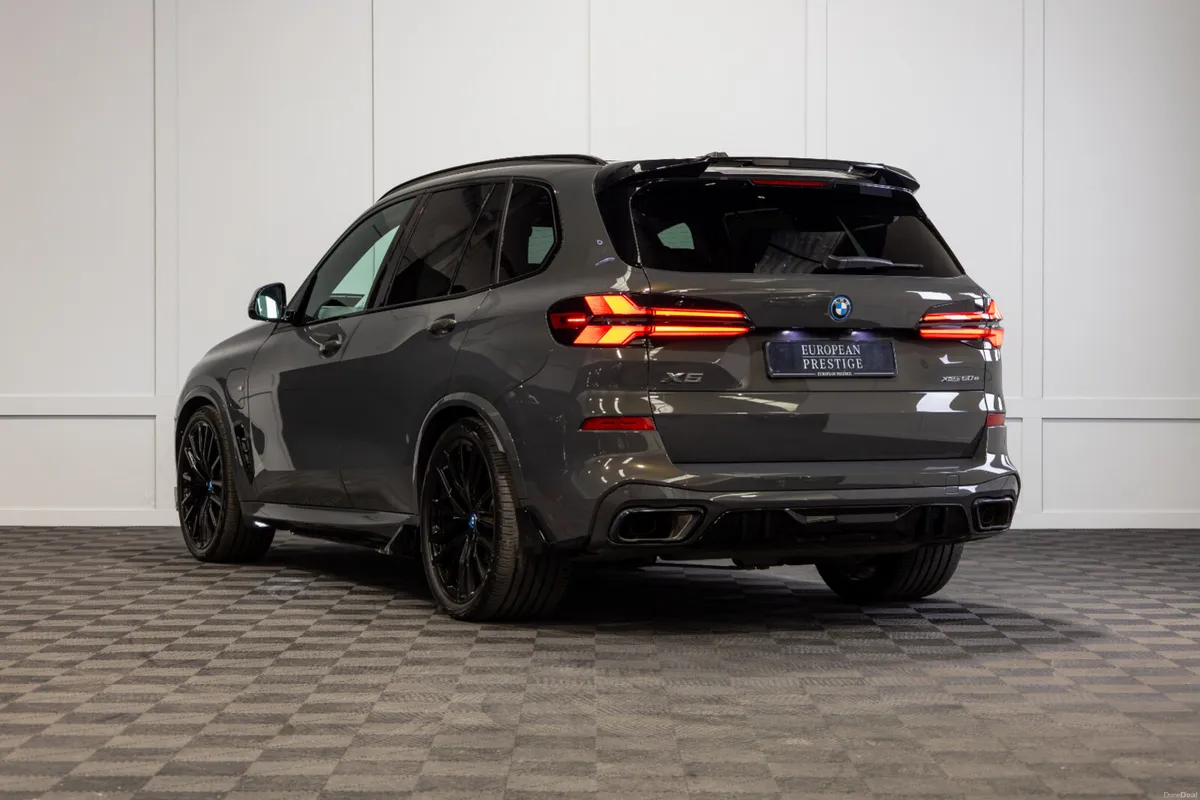 2025 BMW X5 X-Drive 50e M-Sport Pro *Pan Roof - Image 4