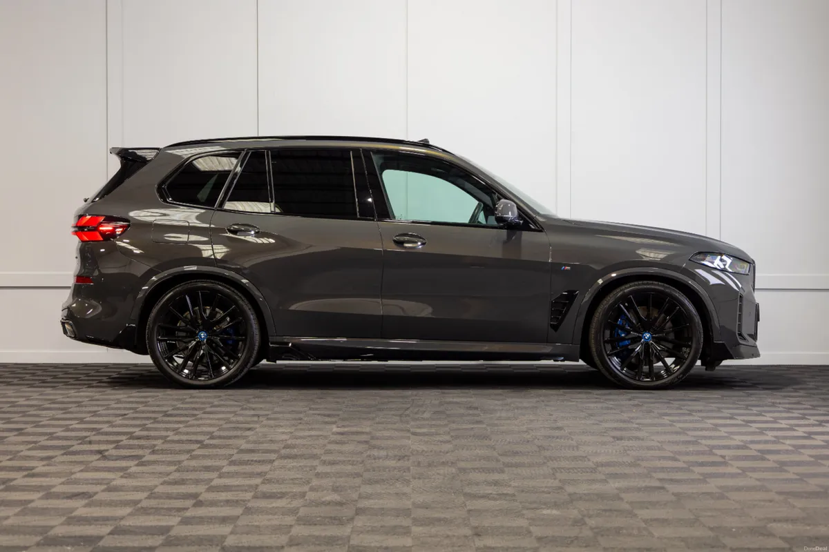2025 BMW X5 X-Drive 50e M-Sport Pro *Pan Roof - Image 6