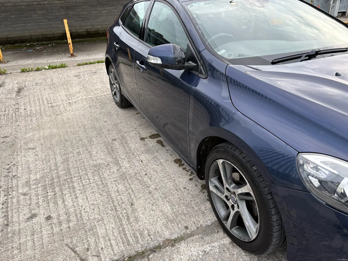 Volvo v40 - Image 4