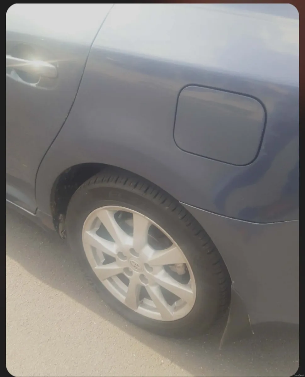 Toyota Avensis 2011 - Image 1
